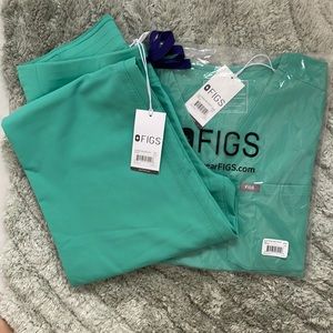 Figs surgical green scrub set.  Catarina top xxs, pants Livingston basic XSP,